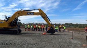 Баскетбол на гусеничном экскаваторе JCB