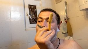 Кровавое бритье опасной бритвой. (косой рез)
