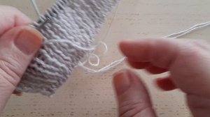 Показываю, как незаметно добавить дополнительную петлю в процесс вязки