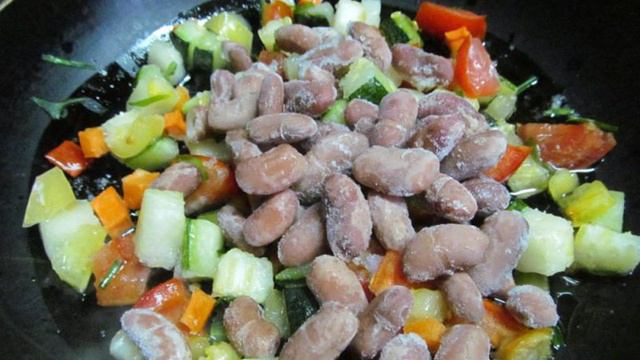 Фасоль с овощами и курицей