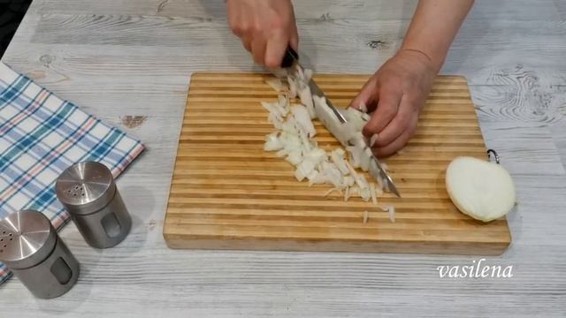 МИНТАЙ ТУШЕНЫЙ НА СКОВОРОДЕ.Вы влюбитесь в этот рецепт.Нежная рыба с наваристым бульоном.