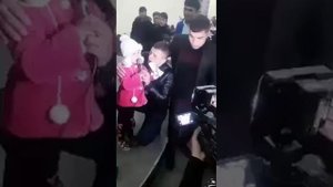 Маленкая девочка поёт  как ангел по узбекский