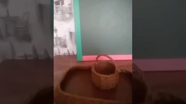 Плетеный поднос с корзиночкой из бумажной лозы