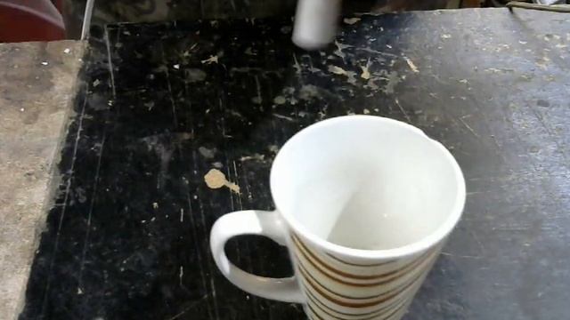 Ну не выбрасывать же кружку из за маленького скола... смотреть онлайн