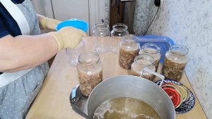 Автоклав. Решила закрыть холодец в банки.