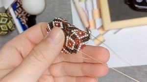 Объёмный шарик мозаичным плетением: как сплести ёлочную игрушку из бисера