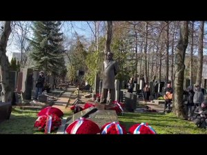 Памятник Владимиру Жириновскому на Новодевичьем кладбище в Хамовниках