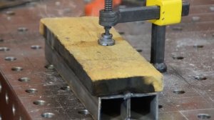 Сварка лежачим электродом под деревом. Подписывайся.