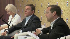 Как сделать жизнь на селе лучше, Дмитрий Медведев обсудил с участниками форума сельских депутатов