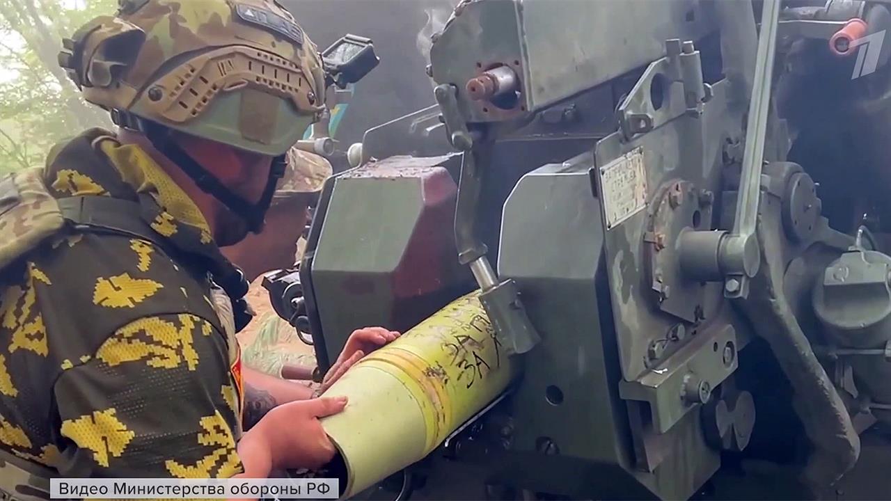 В Минобороны России показали кадры боевой работы расчетов гаубиц "Мста-Б"
