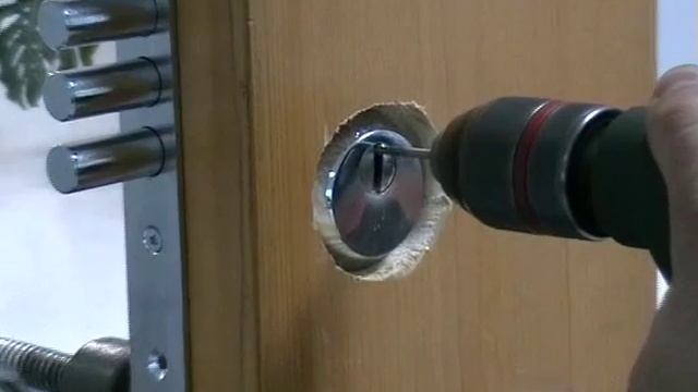 Как высверлить личинку в двери. Замок для двери. Как высверлить личинку в двери. Высверлить личинку замка. Высверлить замок входной двери.