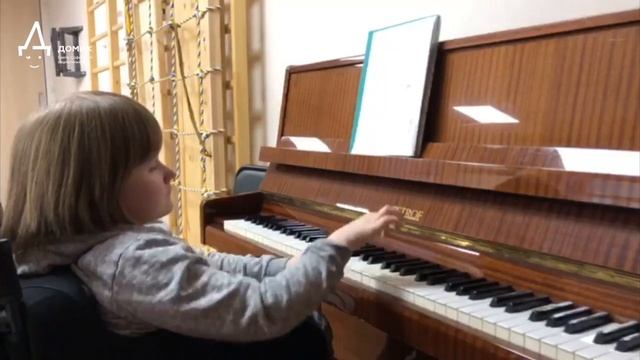 Катя очень любит музыку и учится играть на фортепиано смотреть онлайн