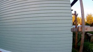 Крашу дом из бруса на даче.