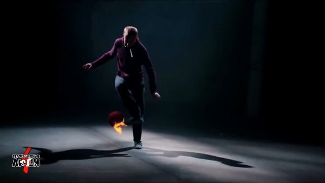 ОГНЕННЫЙ МЯЧ - ФУТБОЛ В ОГНЕ [ВЕЛИКОЛЕПНЫЕ ЛЮДИ] смотреть онлайн