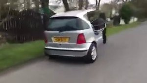 Лошадь запрягли в машину, невероятно