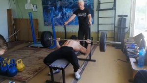 Жим 100 кг на 10 повторений