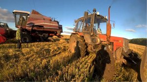 Эвакуация комбайна и грузовиков из грязи