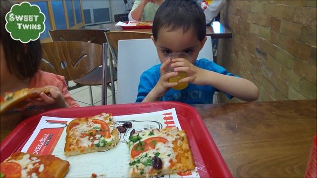 Прогулка по торговому центру Азриэли смотреть онлайн