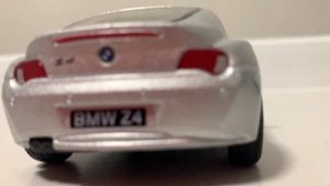 Игрушечные машинки устроили гонку   Мерседес против БМВ для детей