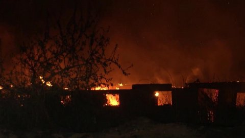 В Усть-Донецком районе Ростовской области бушует пожар
