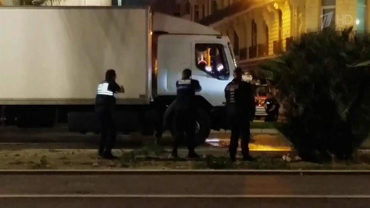 Ростуризм рекомендует россиянам во Франции избегать мест большого скопления людей