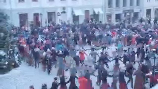 Beautiful Spiralling Winter Folk Dance in Tartu town square, Estonia, December 2016 смотреть онлайн