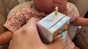 Утро с Мией и реборном Ариной | купаем куклу беби борн в бассейне | кушаем пюре