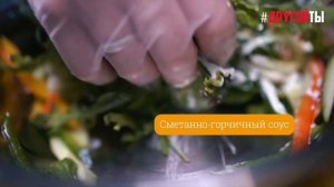 Салат с лососем и огурцом.