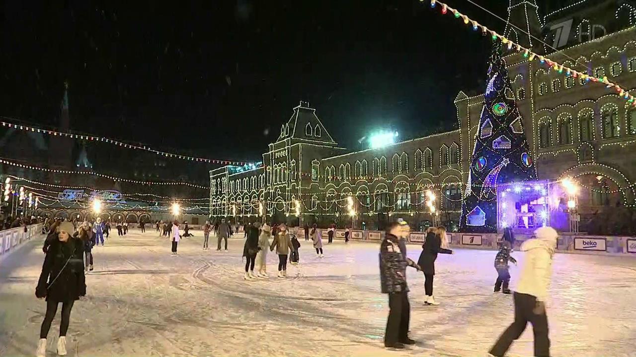 Площадь катков в москве. Студия первого канала на красной площади.