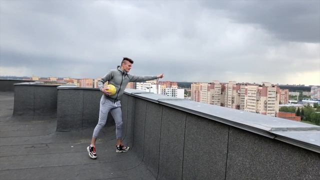 ПЕРЕКИНУЛ МЯЧ С КРЫШИ НА КРЫШУ / Разбил машину?😱😱😱