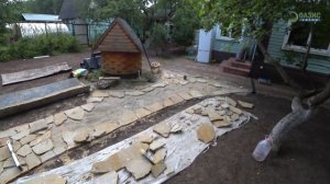 Красивые и долговечные дорожки на даче. Природный камень и древесные спилы.