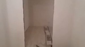 Как ровно положить первый ряд ламинат.