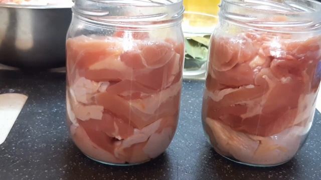 Тушенка из курицы в собственном соку !  Пошаговый рецепт приготовления тушенки в домашних условиях.