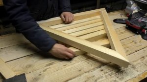 Дизайнерский стул необычной формы из трех частей.