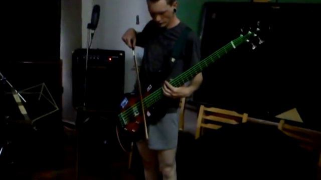 Ефик в трусах играет на басухе смычком.mov смотреть онлайн