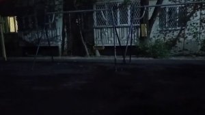 Призрак качается на качели.