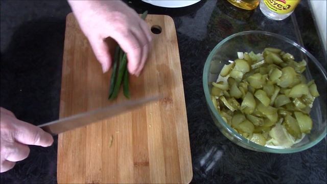 Простой, сытный и очень вкусный салат из картофеля с маринованными огурцами.