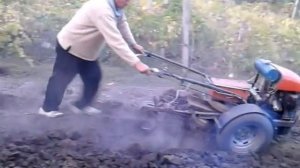 Самодельный мотоблок пашет.
