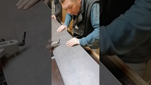 Кромление на ручном кромочнике под углом.