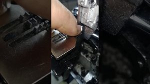 замена нижнего ножа, промышленный оверлок
