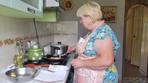 Ответила немного на вопросы. Приготовила обед.