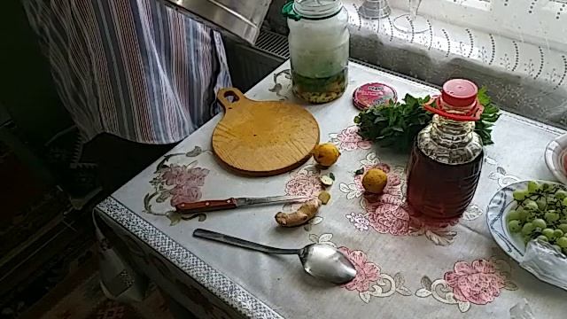 ТОНИЗИРУЮШИЙ НАПИТОК В ЖАРКУЮ ПОГОДУ!ЛИМОН,ИМБИРЬ,МЯТА ,МЕД! смотреть онлайн