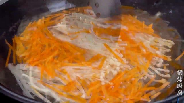 白菜别总是炒着吃，教你一个新做法，开胃又解馋，家庭聚会必备菜