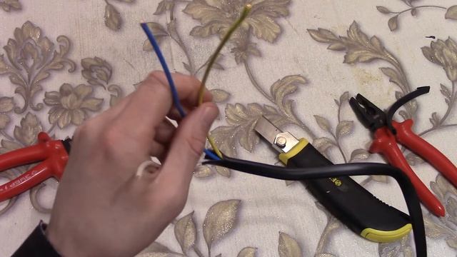 Как разделать трехжильный  кабель ВВГ домашним инструментом .