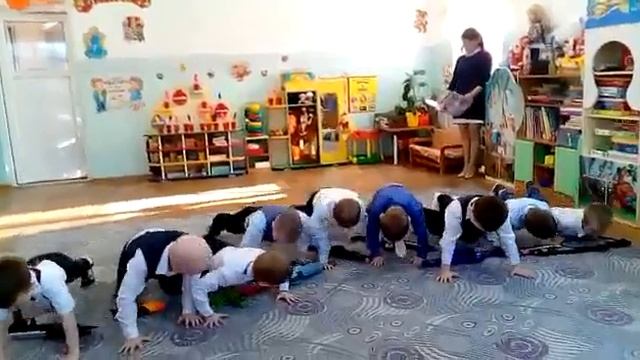Танец мальчиков на 23 февраля, старшая группа