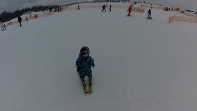 Чудо ребенок 1,5 года и уже на лыжах смотреть онлайн