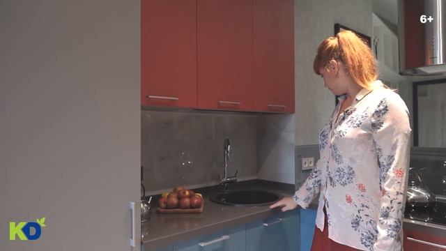 Яркая кухня с полуостровом