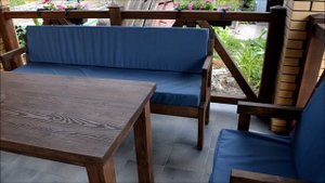 Садовая мебель с подушками.