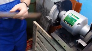 Как искрят разные виды сталей.