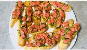 Брускетта с сёмгой и соусом песто - интересная закуска на праздник. Бонус - видеорецепт соуса песто